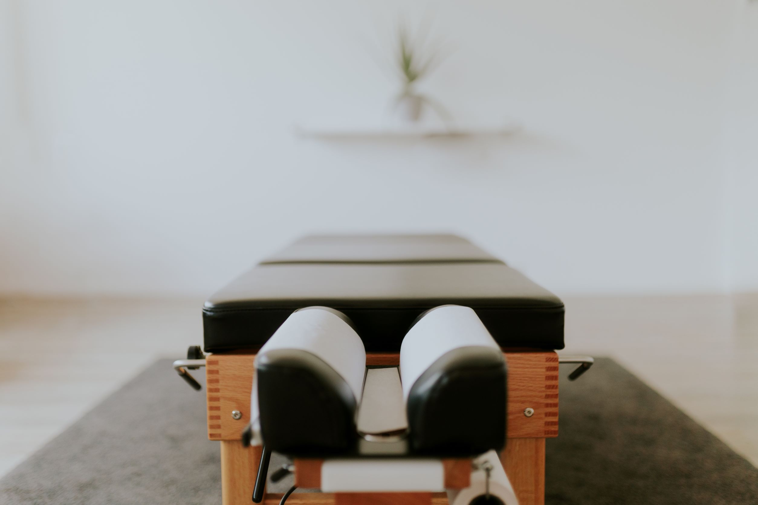 Chiropraktische Behandlungsliege mit Thompson Drop-Mechanismus in der Praxis