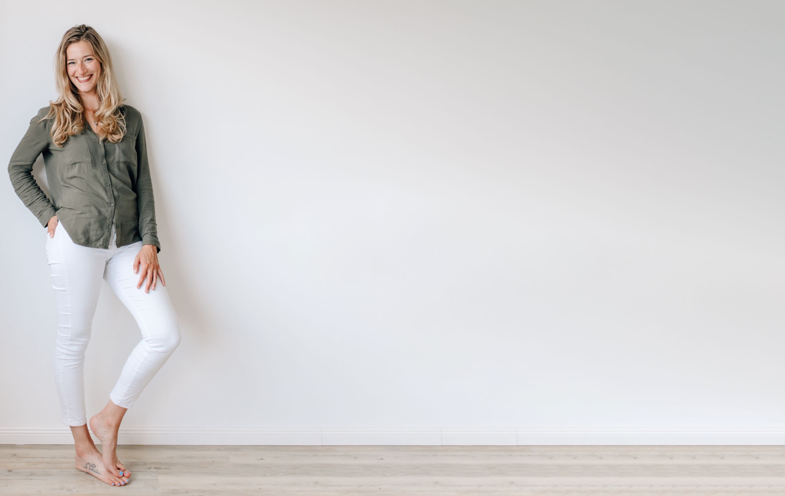 Frauke Noack, Chiropraktikerin in Hagenow, lehnt entspannt an einer Wand