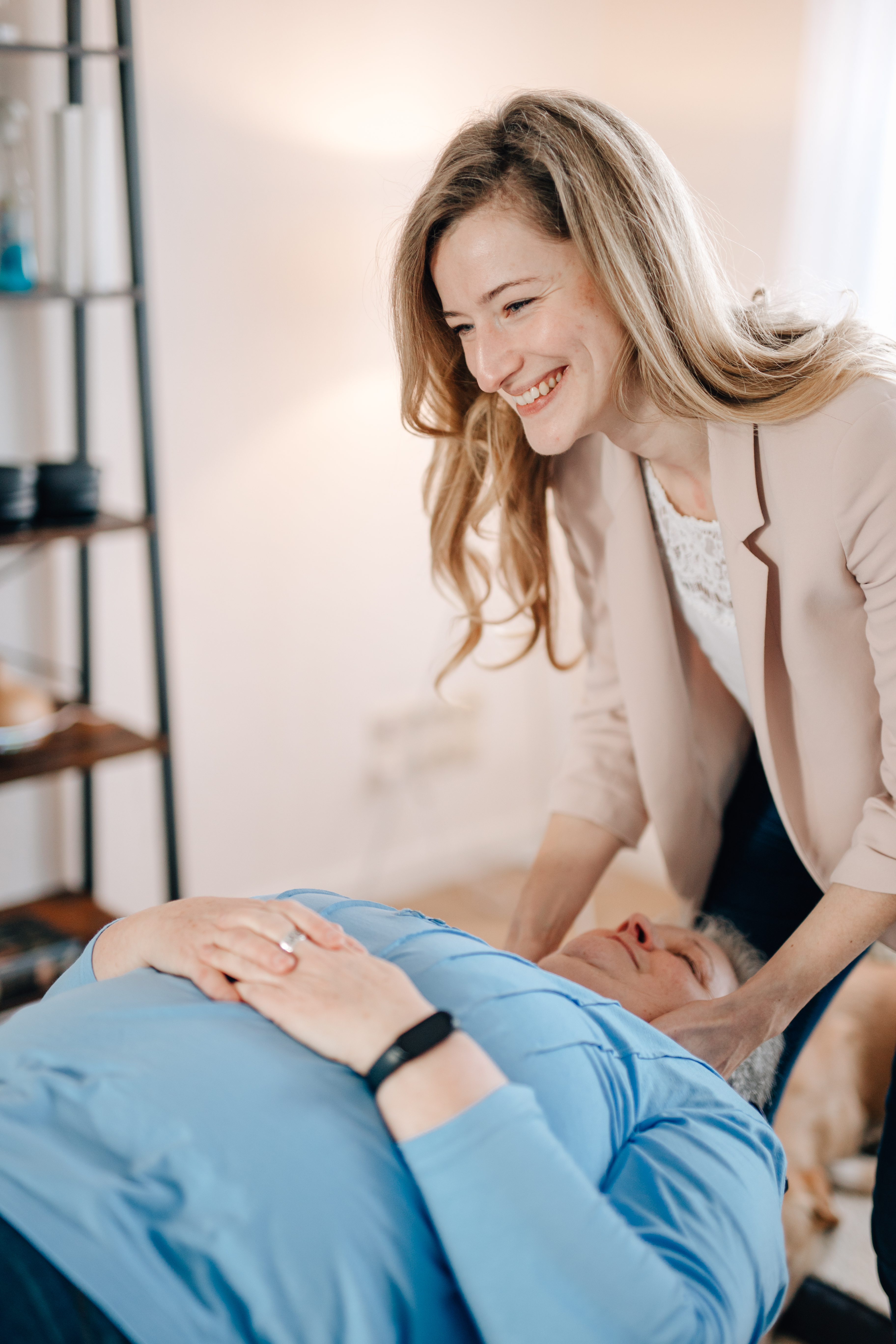 Frauke Noack behandelt einen Patienten auf der Behandlungsliege