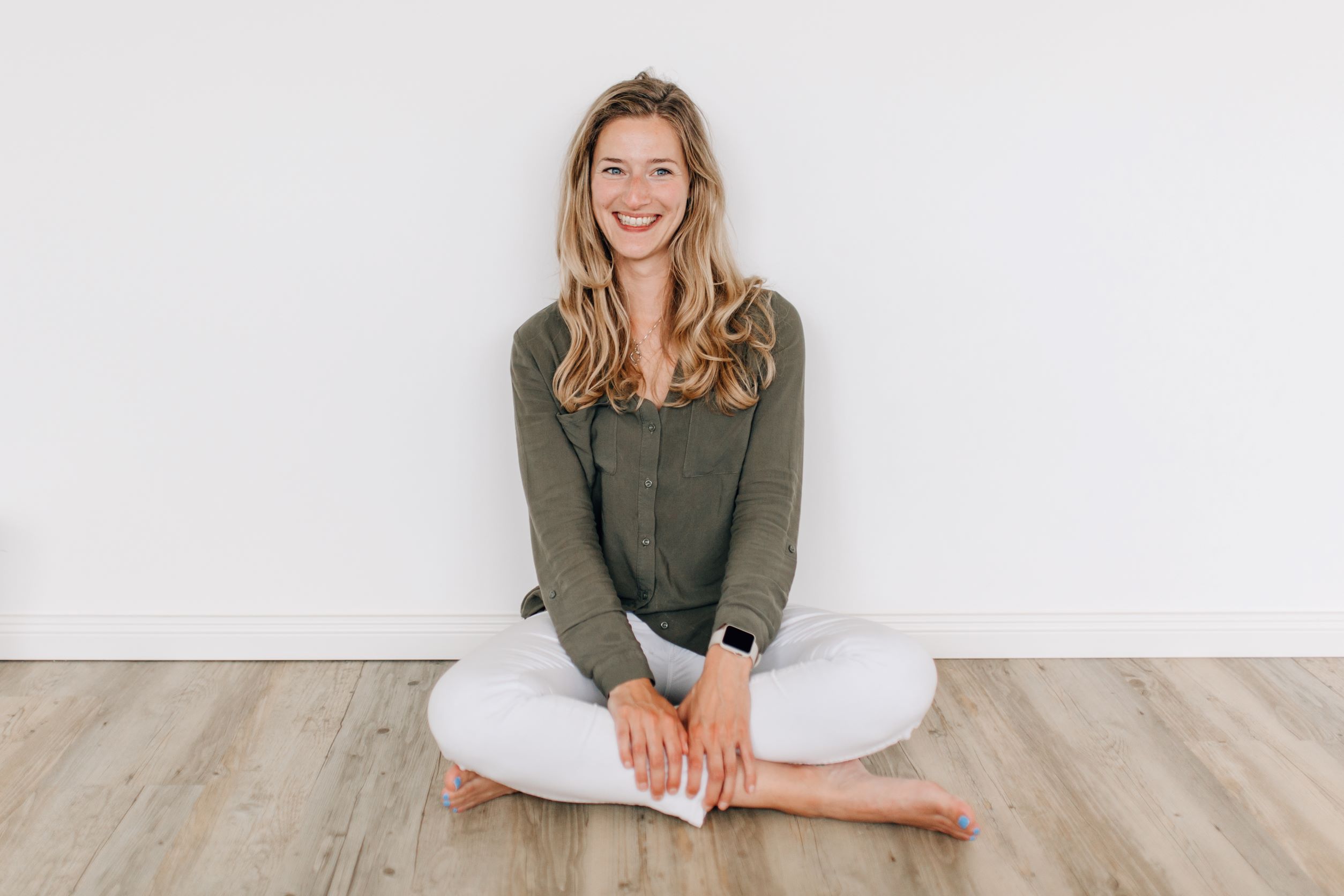 Frauke Noack, Heilpraktikerin und Chiropraktikerin, sitzt entspannt auf dem Boden