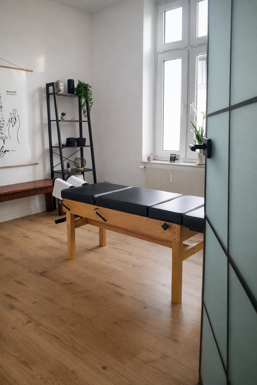 Behandlungsraum der Chiropraktik-Praxis mit Thompson-Liege und heller Einrichtung